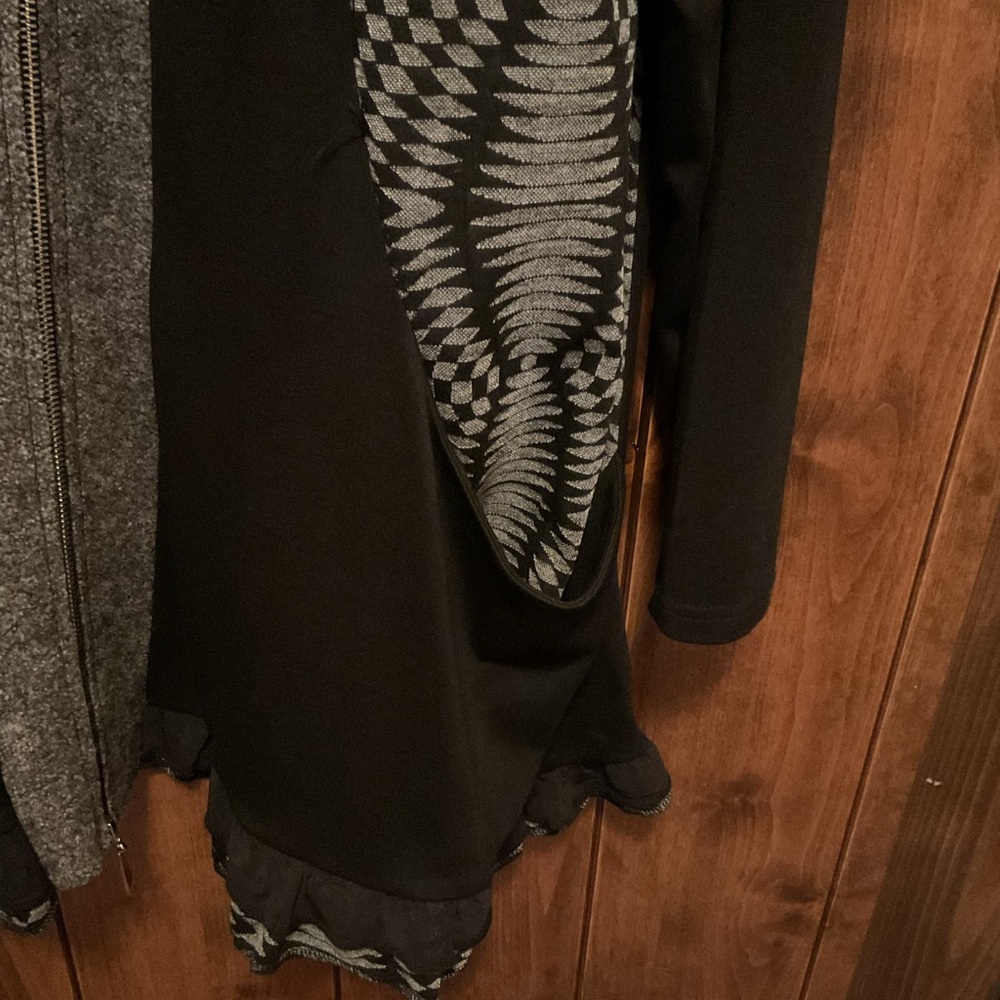 The Pyramid Collection Black and Gray Sweater - Picture 4 of 5